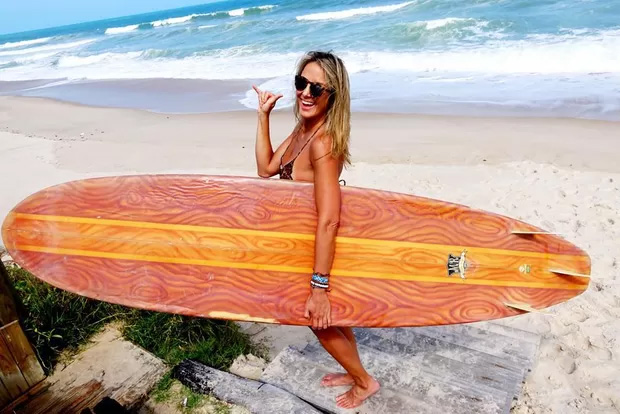 Ticiane Pinheiro tira onda de surfista durante as férias