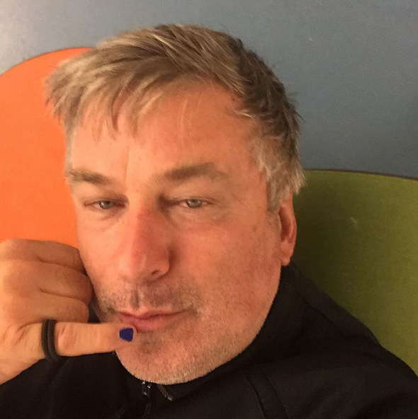 Alec Baldwin pinta a unha e faz biquinho em foto