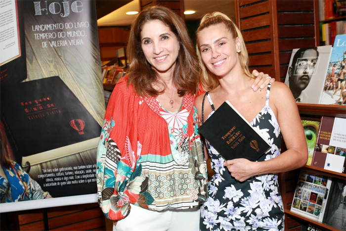 Carolina Ferraz prestigia lançamento de livro de receitas