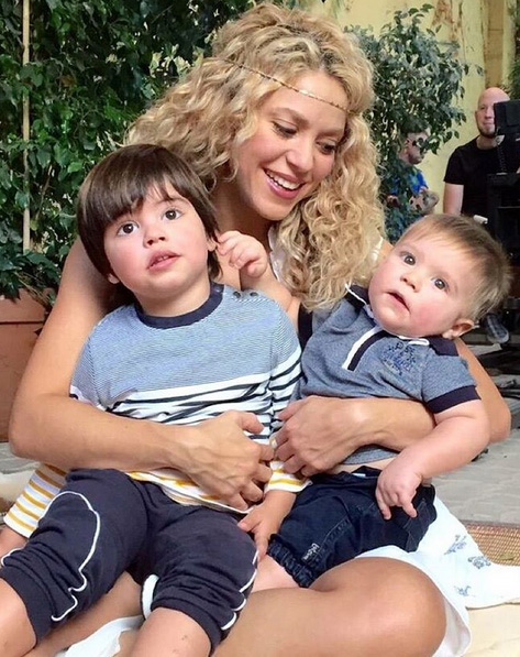 Shakira compartilha foto e mostra fofura dos filhos