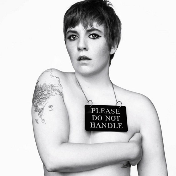 Lena Dunham posa de topless em capa de revista 