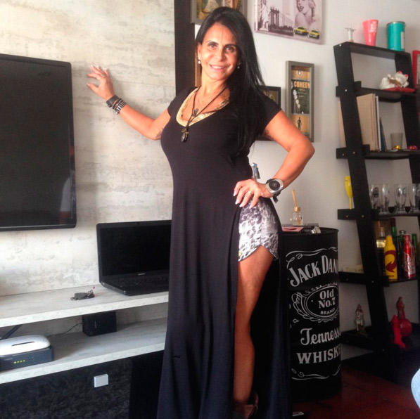 Gretchen arrasa no vestido com fenda 