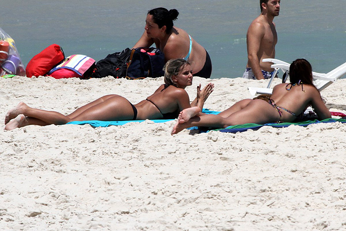 Pérola Faria e Carol Guarnieri exibem curvas perfeitas no Rio