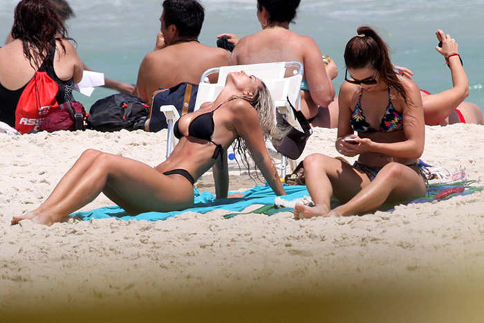 Pérola Faria e Carol Guarnieri exibem curvas perfeitas no Rio