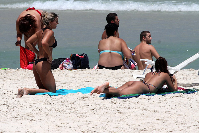 Pérola Faria e Carol Guarnieri exibem curvas perfeitas no Rio