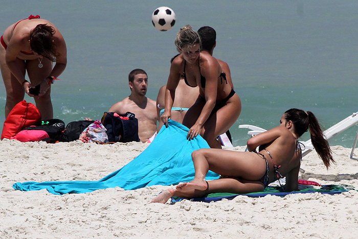 Pérola Faria e Carol Guarnieri exibem curvas perfeitas no Rio