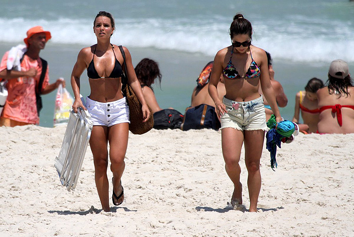 Pérola Faria e Carol Guarnieri exibem curvas perfeitas no Rio
