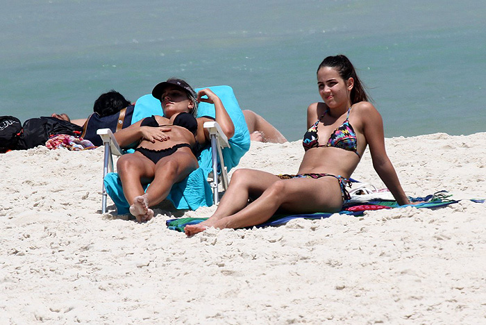 Pérola Faria e Carol Guarnieri exibem curvas perfeitas no Rio