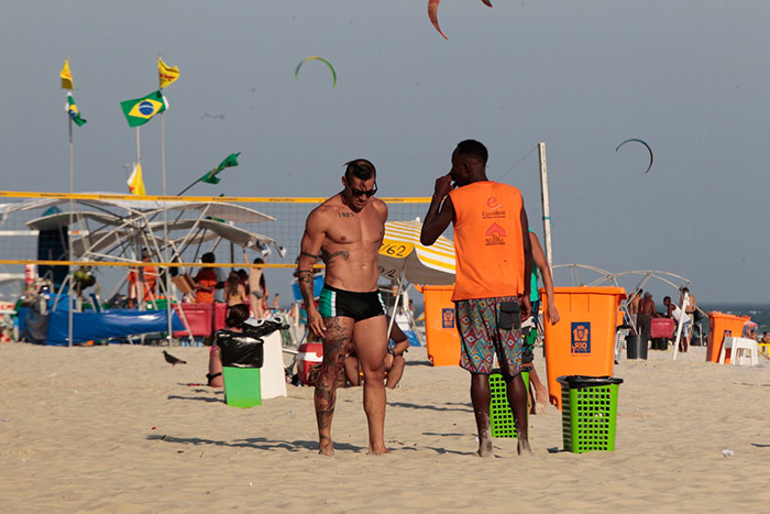 Yuri Fernandes vai à praia e chama atenção de fãs