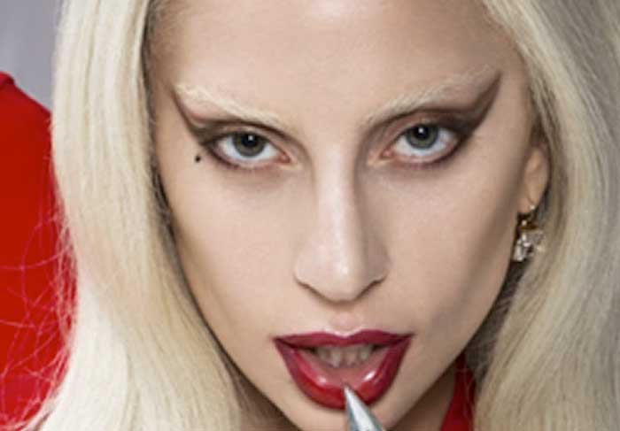 Lady Gaga não foi nada simplesinha ao contar sobre seu fetiche.  Ela sente um frisson especial ao ver figuras mais sombrias tem até um par de dentes falsos para usar nos momentos mais quentes.