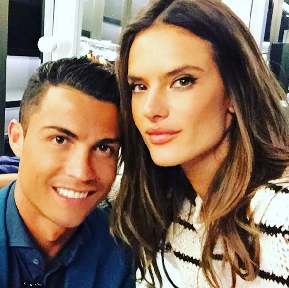 Alessandra Ambrósio tieta Cristiano Ronaldo e posta foto