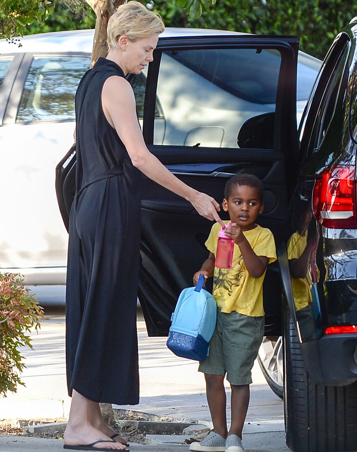 Charlize Theron aparece pela primeira vez com a filha