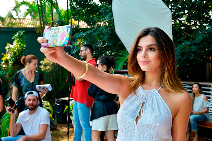 Giovanna Lancellotti capricha na selfie durante campanha