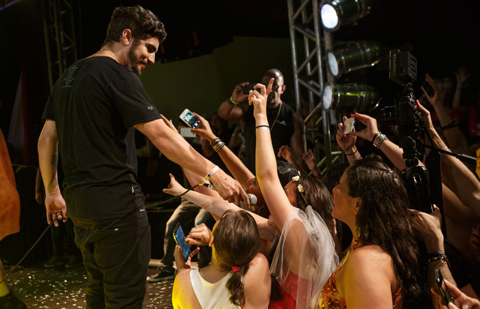 Caio Castro mostra 'lado mano' e canta com MC Marcinho 