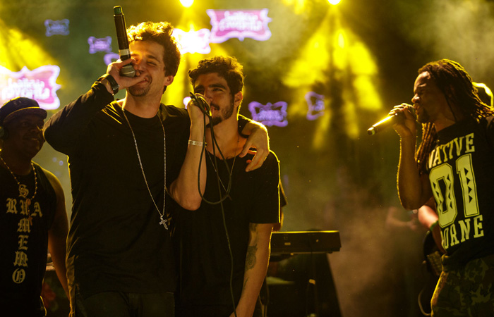 Caio Castro mostra 'lado mano' e canta com MC Marcinho 