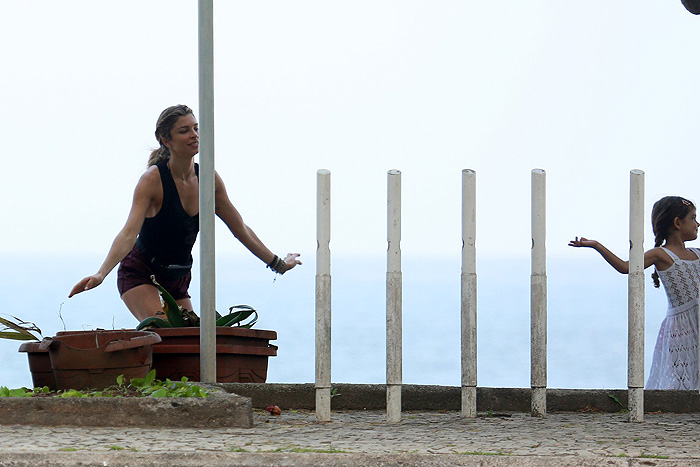 Grazi Massafera faz poses e se equilibra com a filha, Sofia