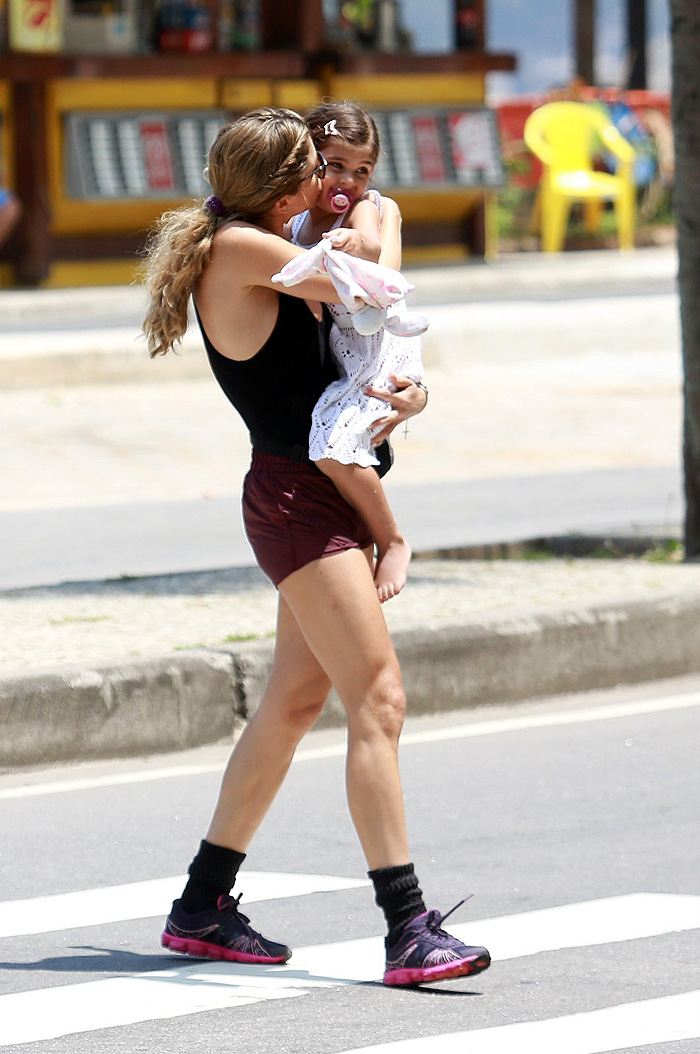 De chupeta, Sofia recebe mais um beijo de Grazi