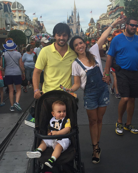 Patrícia Abravanel curte a Disney com o marido e o filho