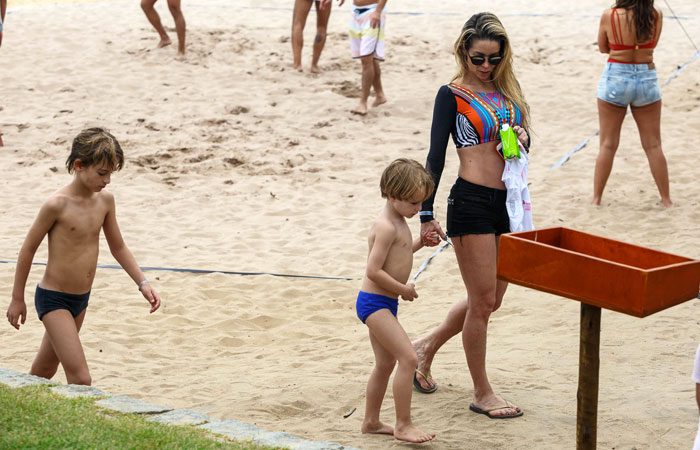 Dani Winits curte Pool Party com os filhos