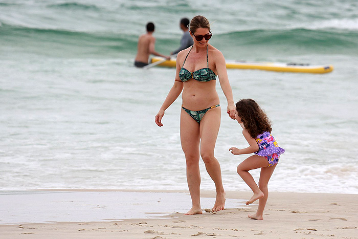 Letícia Spiller curte praia com a filha