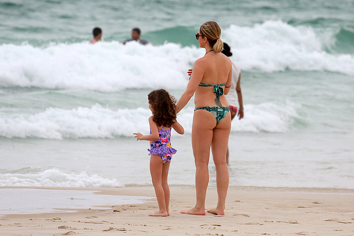 Letícia Spiller curte praia com a filha