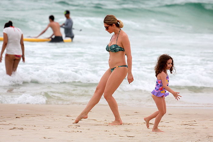 Letícia Spiller se diverte na areia com Stella