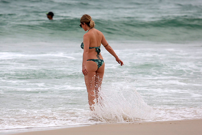 Letícia Spiller entra no mar no Rio