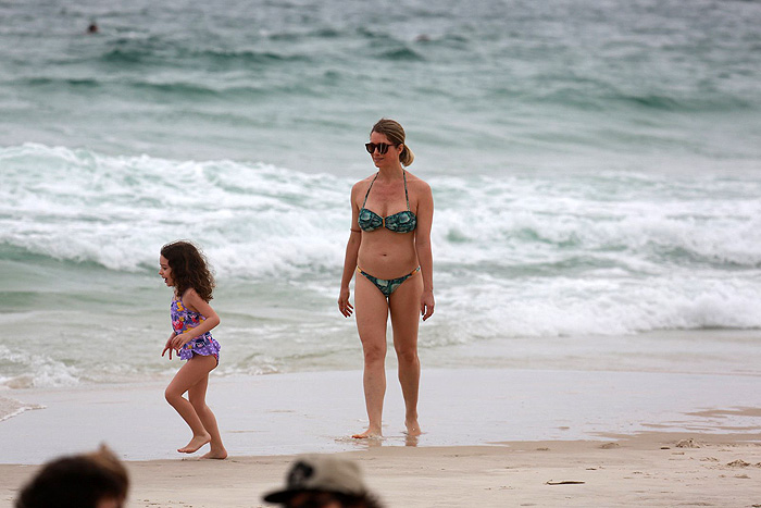 Letícia Spiller curte praia com a filha