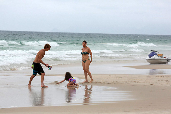 Letícia Spiller curte praia com os filhos