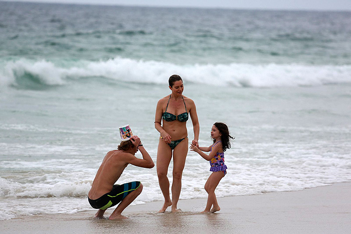 Letícia Spiller curte praia com os filhos