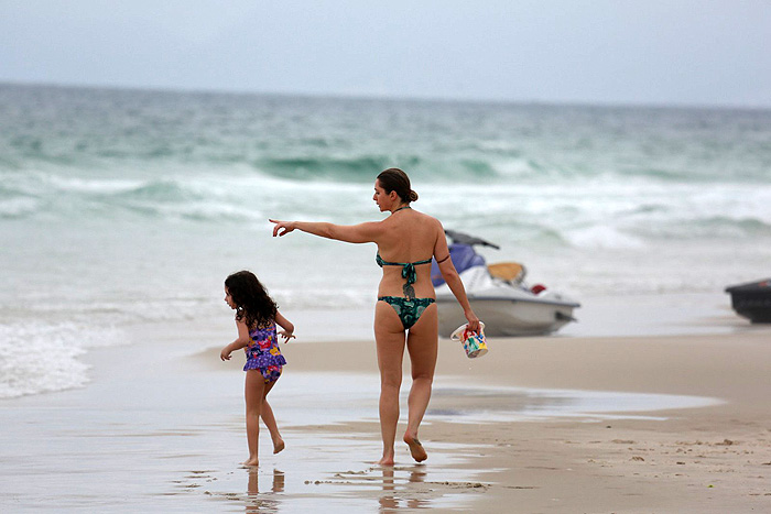 Letícia Spiller curte praia com a filha