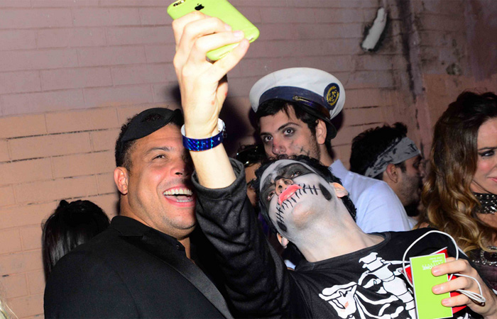 Ronaldo Fenômeno aparece mascarado em festa à fantasia