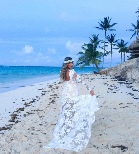 Adriana Sant'Anna mostra seu vestido de noiva na rede