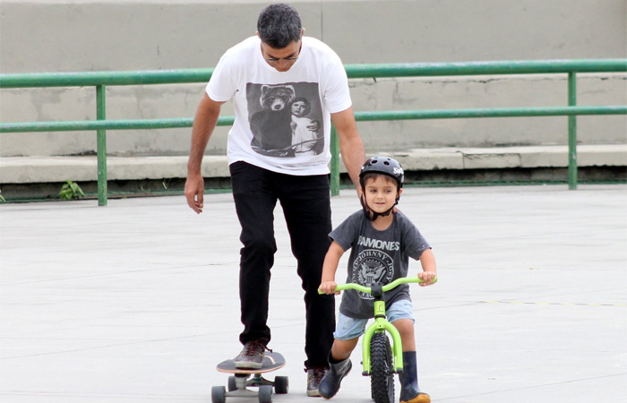 Eduardo Moscovis ensina o filho a andar de skate