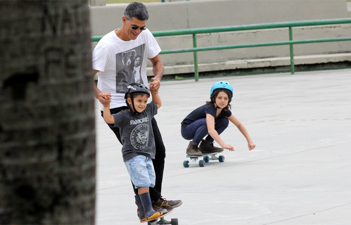 Eduardo Moscovis ensina o filho a andar de skate