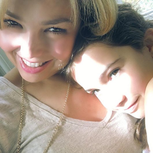 Thalía publica linda foto da filha Sabrina Sakaë