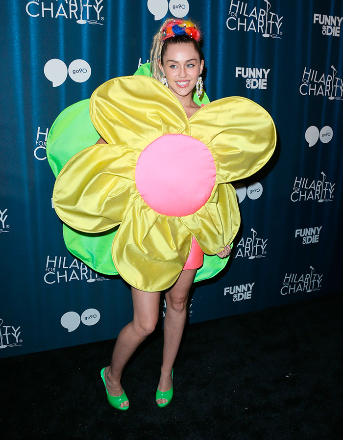 Miley Cyrus vai fantasiada de flor em evento de caridade