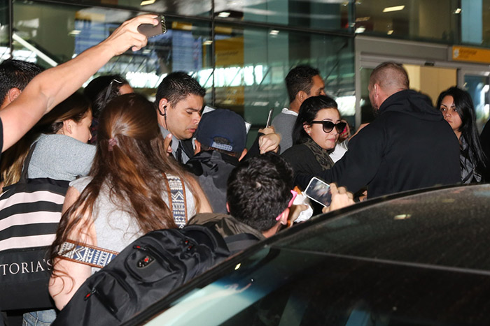 Em meio a tumulto, Demi Lovato chega ao Brasil