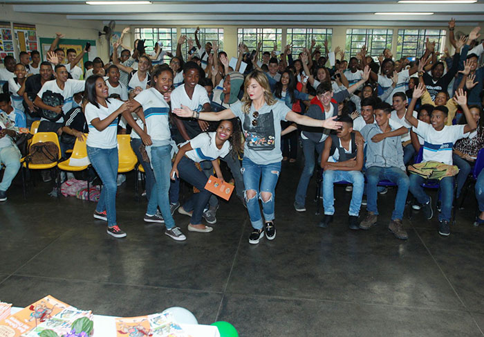 Claudia Leitte tira selfies com alunos em escola no Rio