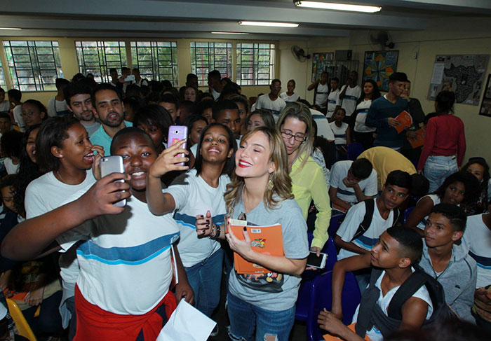 Claudia Leitte tira selfies com alunos em escola no Rio