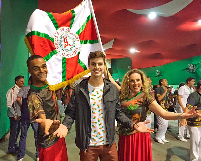 Paulo Dalagnoli cai no samba durante ensaio para o Carnaval