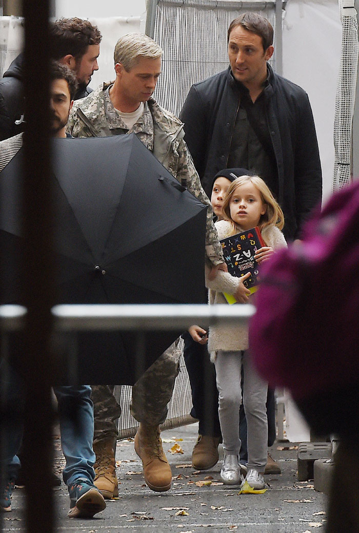 Brad Pitt aparece de cabelos grisalhos em set de novo filme
