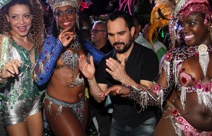 Zezé di Camargo e Luciano se divertem em escola de samba