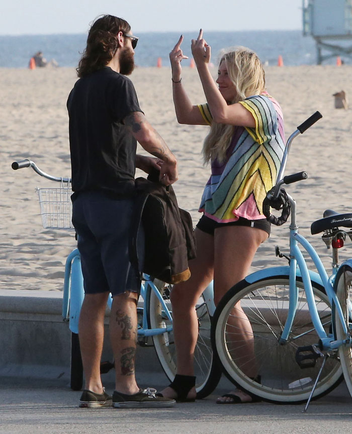 Kesha faz gesto obsceno para namorado em passeio