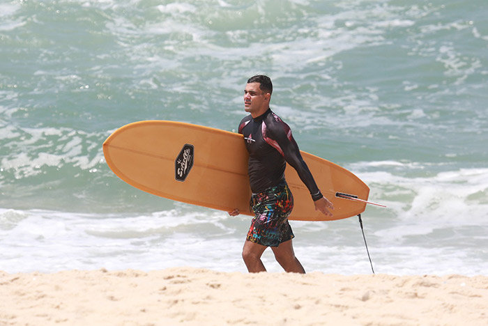 Pegando onda! Juliano Cazarré surfa em praia carioca