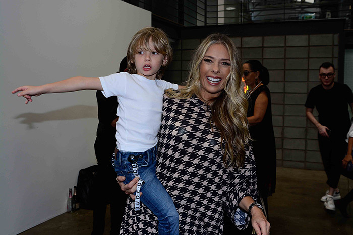 Adriane Galisteu chega ao SPFW com o marido e o filho