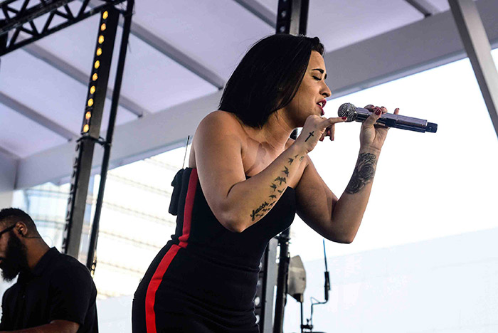 Demi Lovato solta a voz durante pocket show em São Paulo