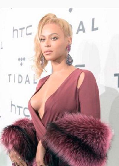 Beyoncé ousa em decote e esbanja corpão em evento 