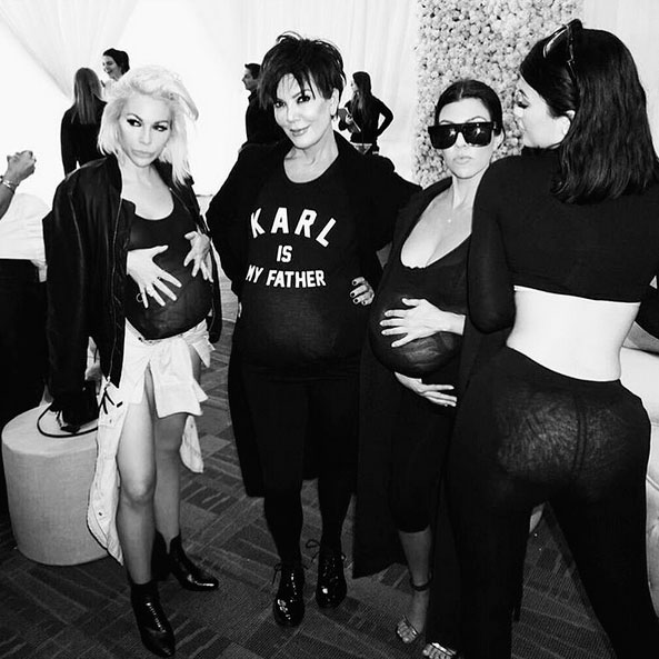 Kardashians usam barriga falsa para homenagear Kim