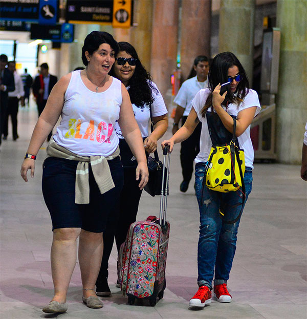 Anitta é surpreendida por fãs, em aeroporto